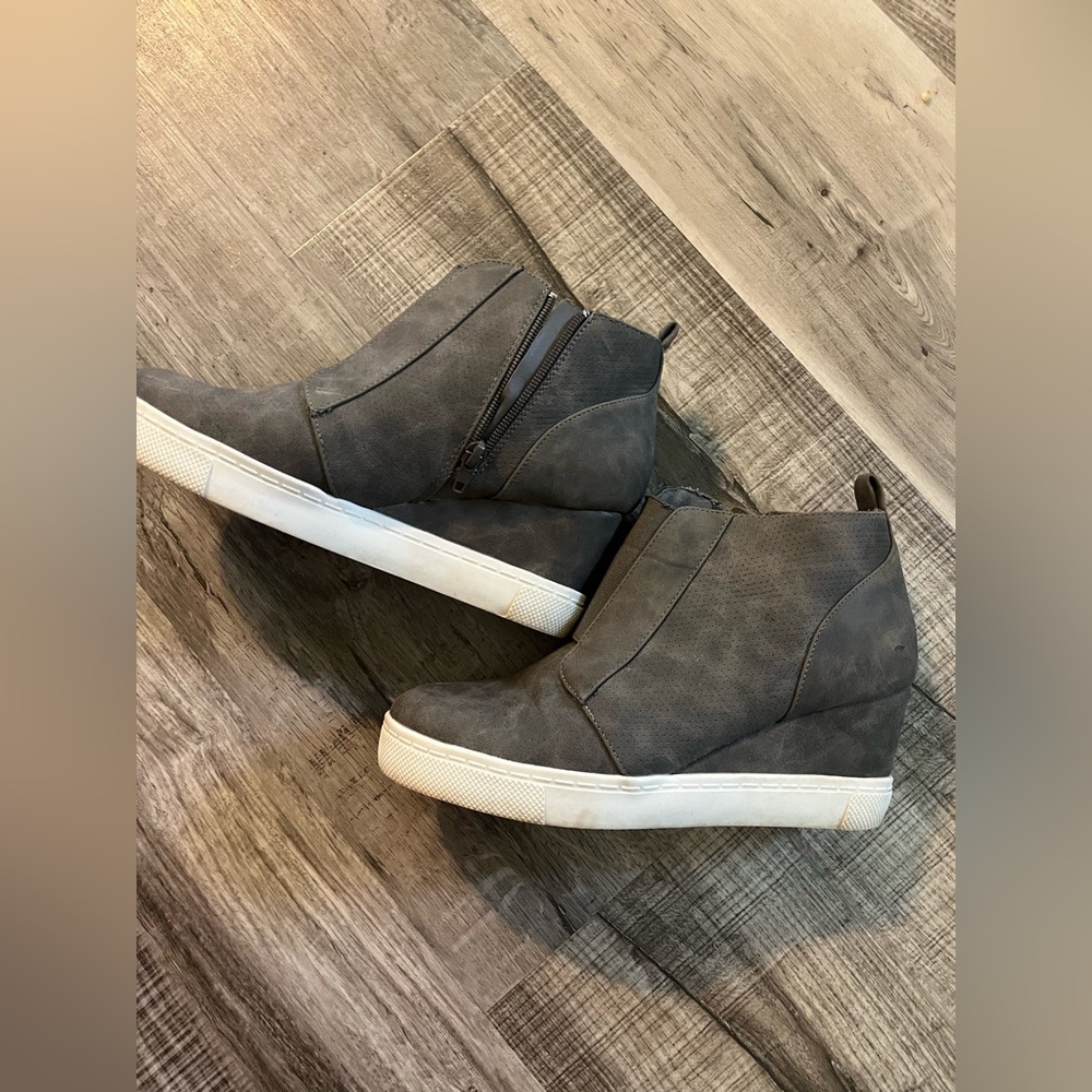 Women’s shoes